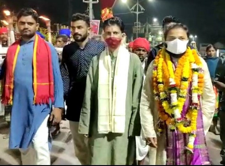 राज परिवार के सदस्य महुआ तेल से प्रज्वलित विशेष मशाल की रोशनी में निशा जात्रा मंदिर पहुंचे।