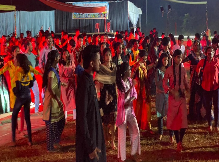 चितालंका के क्रिकेट ग्राउंड में गुजराती परंपरा के अनुसार गरबा हो रहा है।