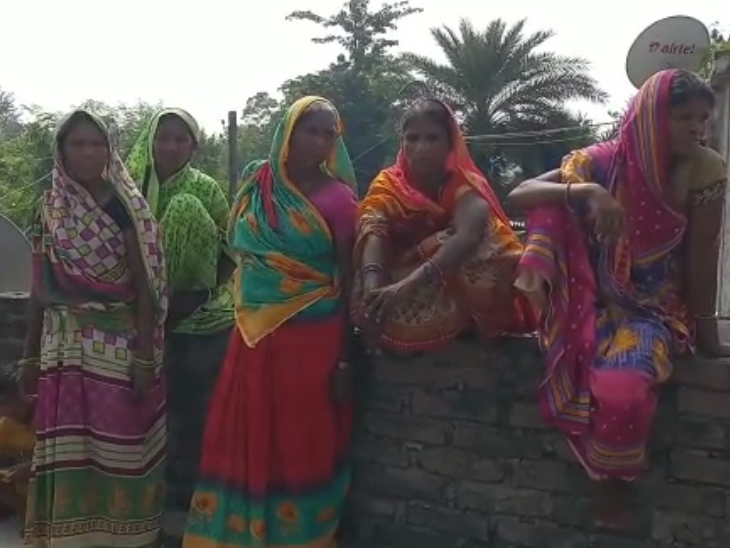मृतक के घर पर जुटे ग्रामीण। - Dainik Bhaskar