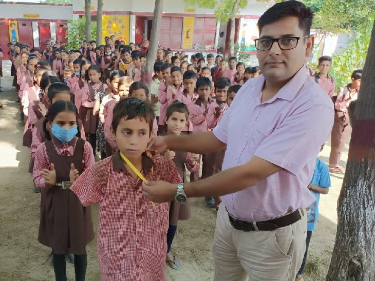 हिमायत ने परेशानी बताई तो प्रिंसिपल ने अपने स्कूल में उसे एडमिशन दे दिया। साथ ही देखरेख के लिए उसके भाई को भी उसी स्कूल में एडमिशन कराने को कहा।