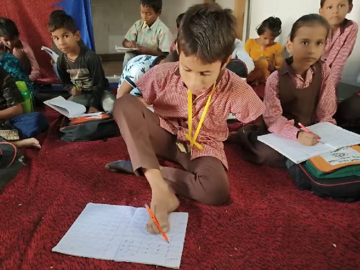 वसीम ने कोरोना काल के दौरान दो साल तक ऑनलाइन पढ़ाई की। वह अपना सारा होमवर्क खुद ही करके व्हॉट्सऐप से टीचर्स को भेजता था।