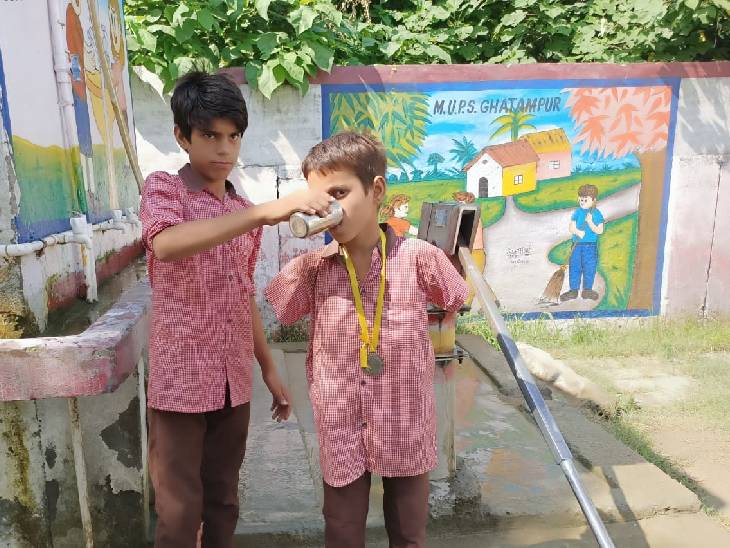स्कूल में छोटा भाई और स्कूल के बच्चे वसीम अली की मदद करते हैं।