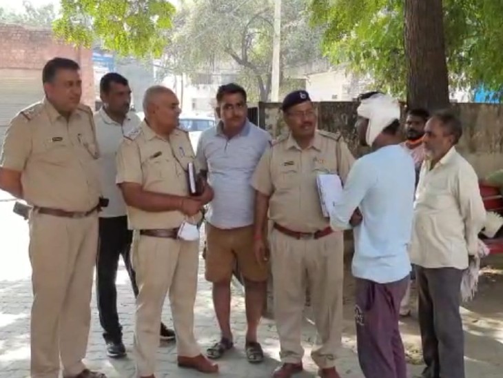 सोनीपत अस्पताल में पुलिस को जानकारी देता घायल जितेंद्र।