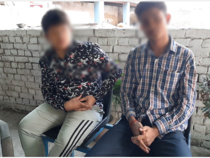 बस स्टैंड चौकी में बैठे दोनों छात्र।