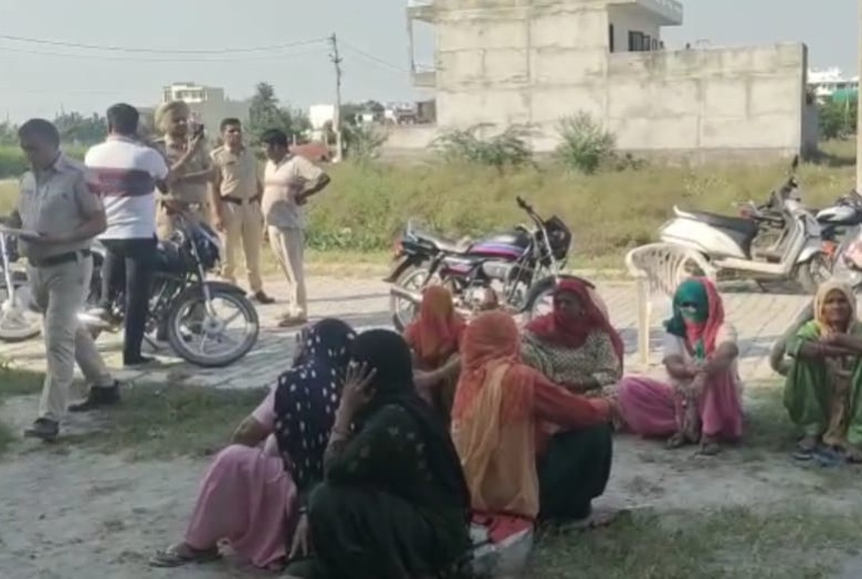विलाप करते हुए परिजन।