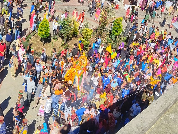 Tourists captured the historic moment in cameras on Manali Mall Road.