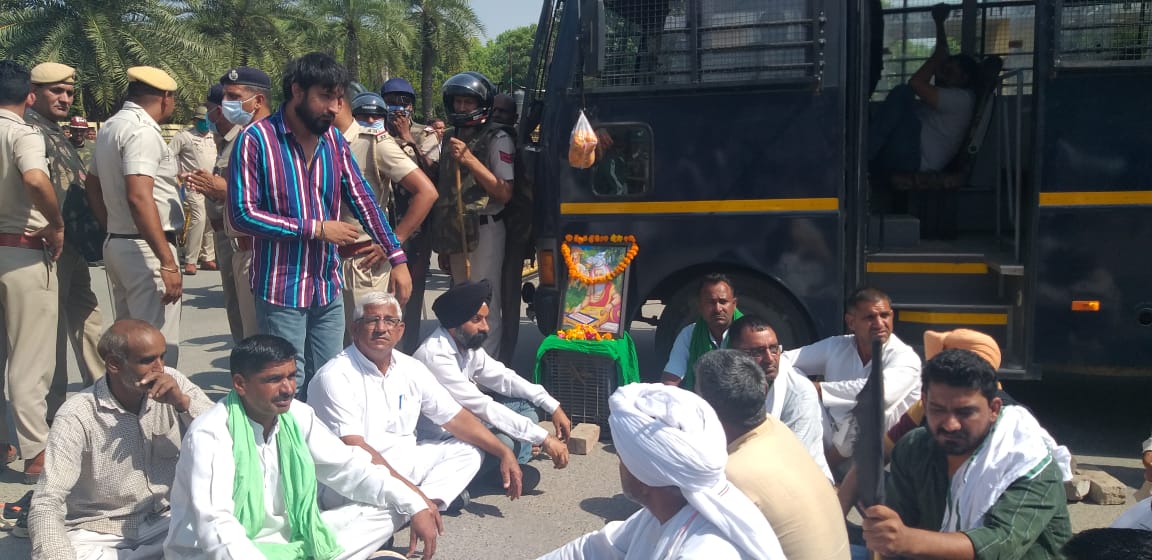 विरोध के दौरान भगवान वाल्मीकि जयंती मनाते हुए किसान।