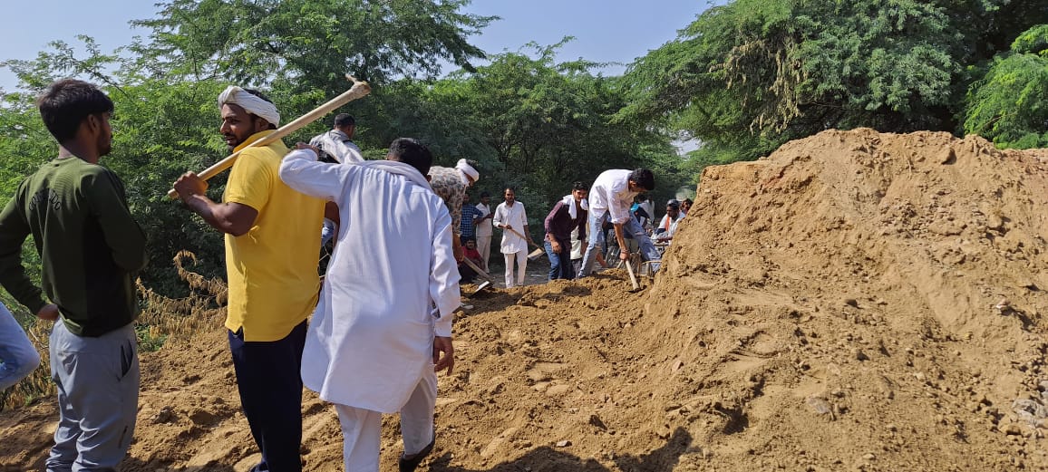 रास्ता खोलते ग्रामीण