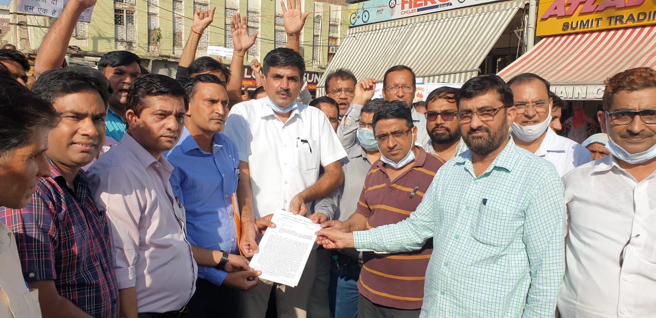 तहसीलदार को ज्ञापन सौंपते हुए स्वास्थ्यकर्मी