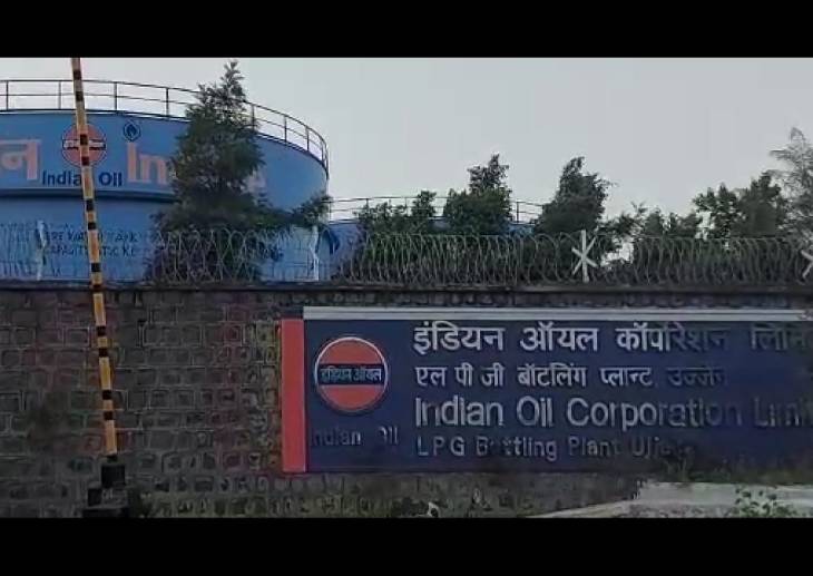 आगर रोड स्थित इंडियन ऑयल कॉर्पोरेशन के बॉटलिंग प्लांट में हादसा हुआ।