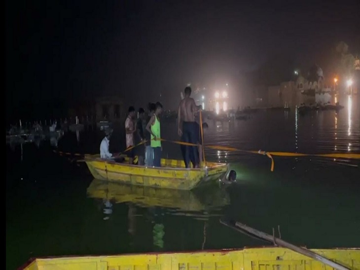 युवक का शव निकालते गोताखोर।