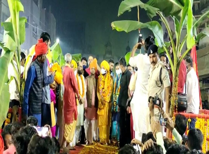 बस्तर की शादी के लिए उनका स्वागत किया गया।