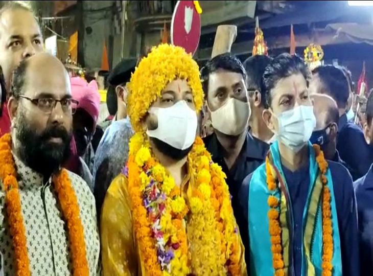 बस्तर के नियंत्रक भंजदेव ने पहनी हुई टोपी को पहन रखा था।