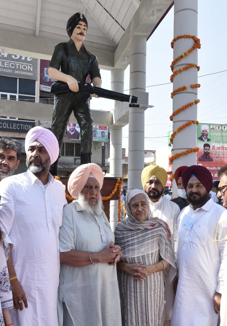 शहीद संदीप के परिवार के साथ मुख्यमंत्री चरणजीत सिंह चन्नी व मनप्रीत सिंह बादल