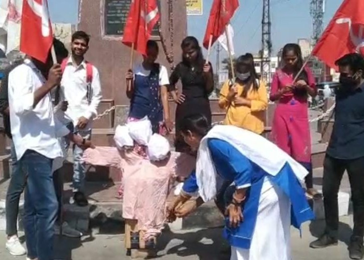 मोदी-शाह का पुतला जलाते हुए। - Dainik Bhaskar