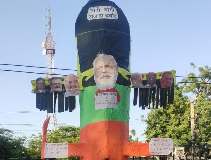 शाहजहांपुर बॉर्डर पर तैयार मोदी मुखौटा वाला पुतला।