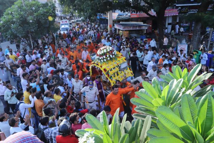 सवारी देखने के लिए बड़ी संख्या में श्रद्धालु मौजूद थे। यह भीड़ सवारी के आते-जाते दोनों समय देखी गई।