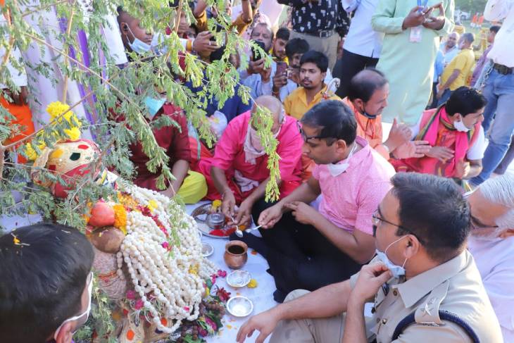 कलेक्टर आशीषसिंह और एसपी सत्येंद्र कुमार शुक्ल ने दशहरा मैदान में भगवान महाकाल का शमी पूजन किया। इसके बाद सवारी महाकाल मंदिर के लिए रवाना हुई। - Dainik Bhaskar