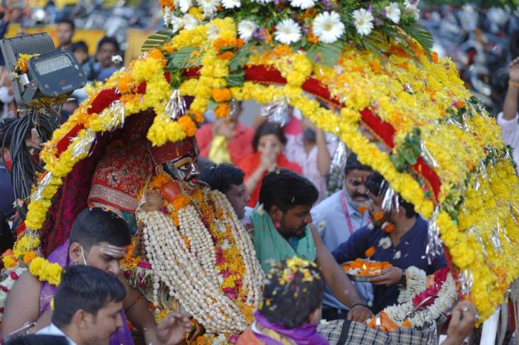 सवारी में भगवान महाकाल का होलकर कालीन मुखौटा निकाला गया।