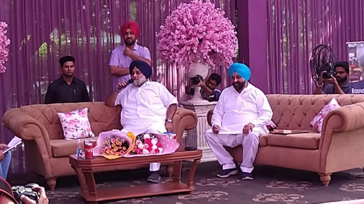 लुधियाना में लोगों के सवालों के जवाब देते हुए सुखबीर बादल।