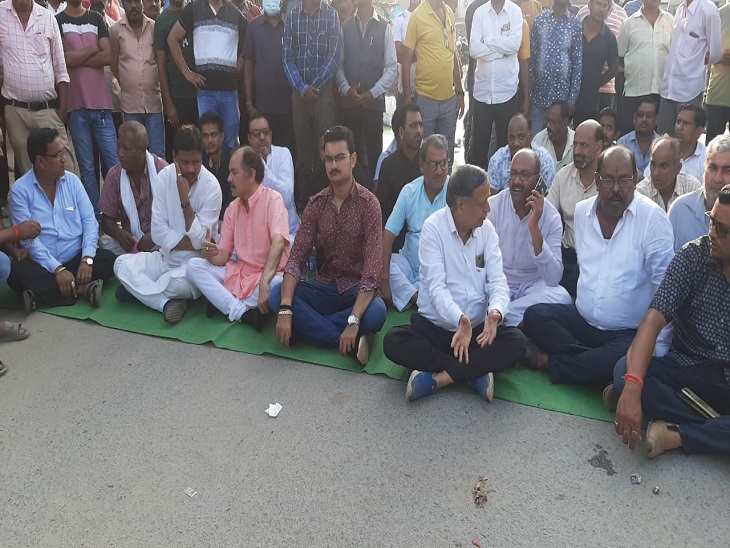 स्थानीय लोगों ने शनिवार को भी चक्काजाम किया है।