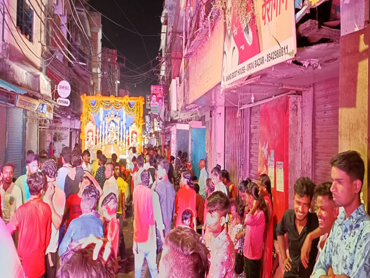 शहर भर में इस आयोजन और प्रतिमा विजर्सन को लेकर मेला लगा रहा।