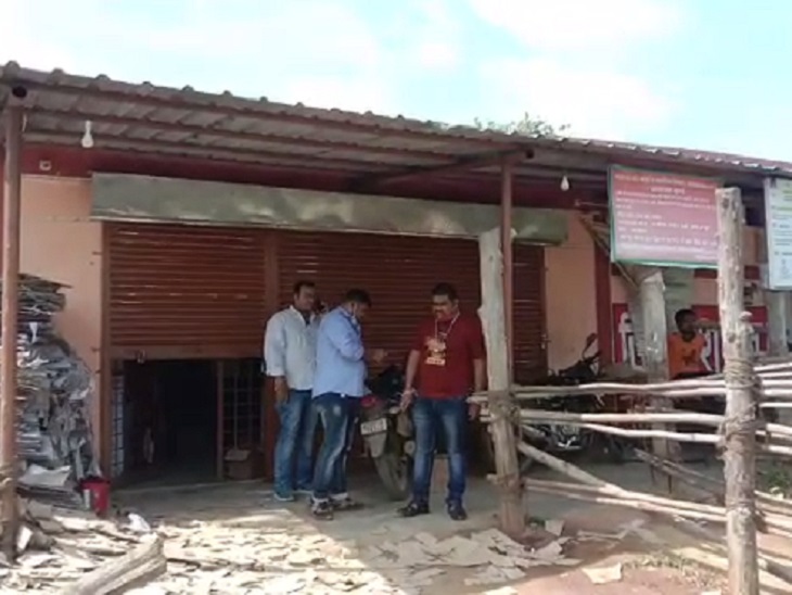 दूकानदार की पहचान करने वाले व्यक्ति और कर्मचारी भी मिले।