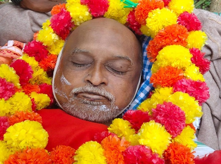 अक्की राजू की मौत के बाद छत्तीसगढ़-तेलंगाना बॉर्डर पर नक्सलियों ने उसकी चिता जलाई।