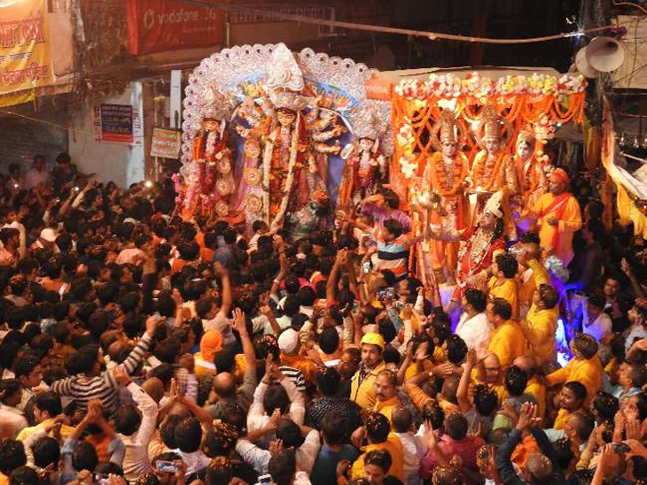 शहर के बसंतपुर चौक पर हुए इस शक्ति मिलन के दौरान भगवान श्रीराम ने मां दुर्गा की आरती की।
