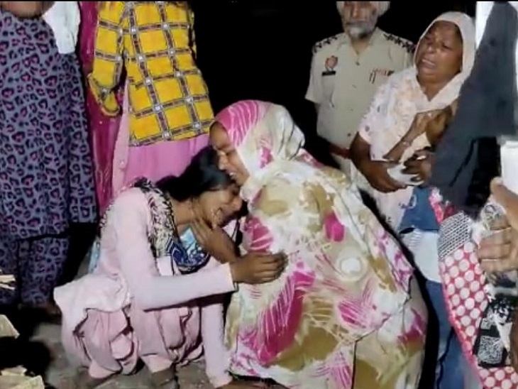 श्मशान घाट पर विलाप करतीं लखबीर की पत्नी और बहन।