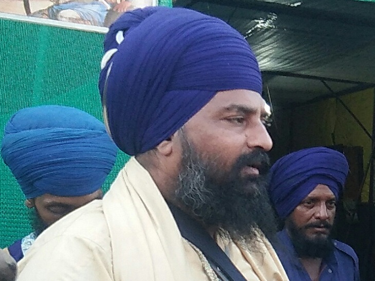 निहंग महाराज बलविंद्र सिंह ने कहा है कि हम किसानों के साथ थे और रहेंगे।