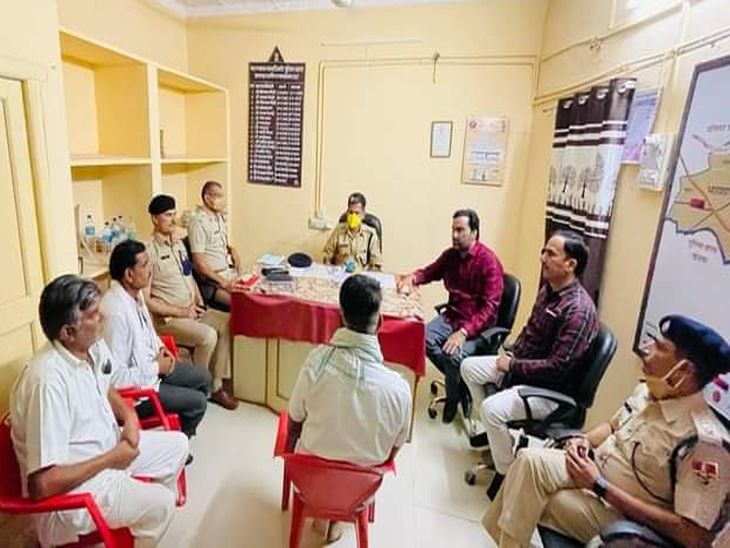 वार्ता करते आईजीपी।