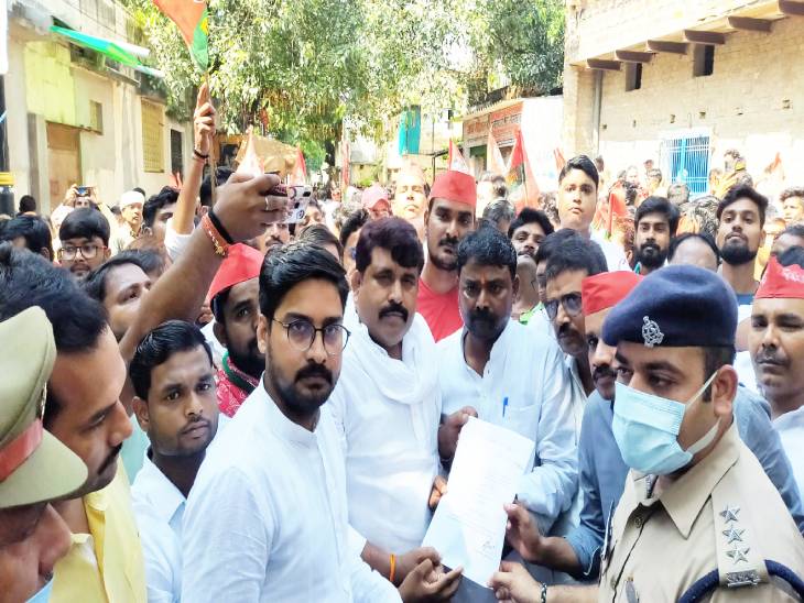 वाराणसी में आज सपा के जुलूस को नरिया पर ही रोक पुलिस ने लिया ज्ञापन। - Dainik Bhaskar