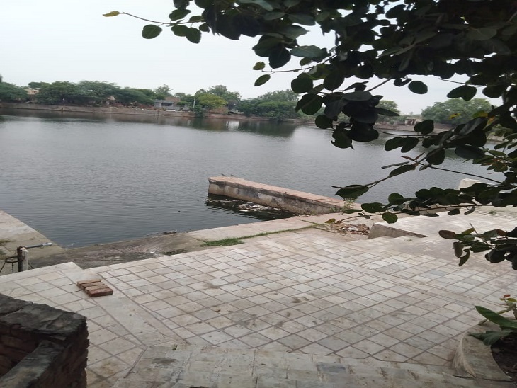 गांव के तलाब किनारे मंदिर का दृश्य।