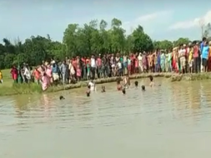 गड्ढे से बच्चों का शव निकालते ग्रामीण। - Dainik Bhaskar