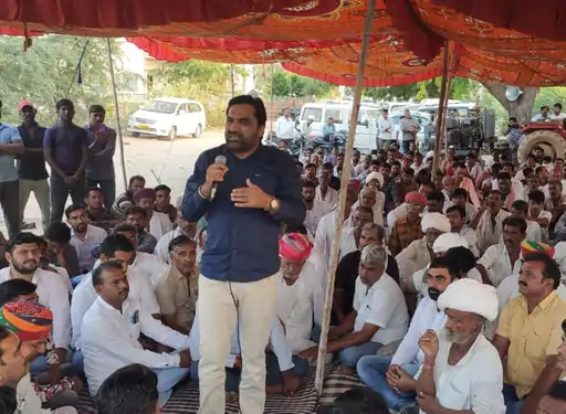 सम्बोधित करते सांसद