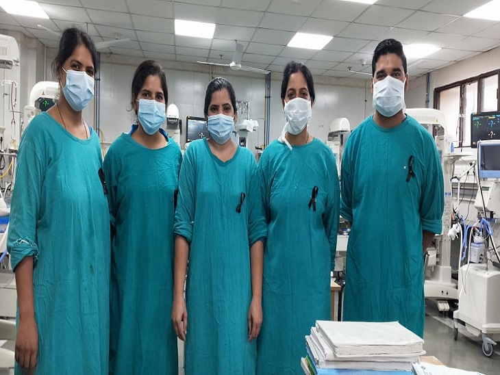 काले बैच लगाकार विरोध करता नर्सिंग स्टाफ।