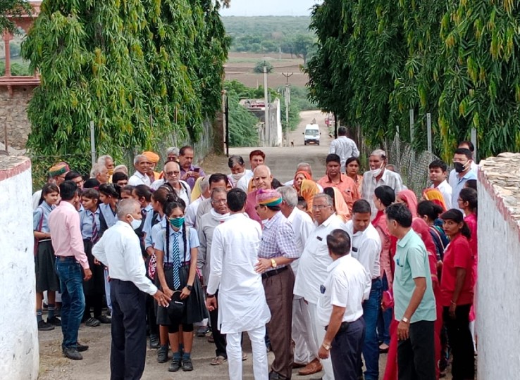 स्कूली छात्राओं को धार्मिक स्थलों की यात्रा करवाई गई।