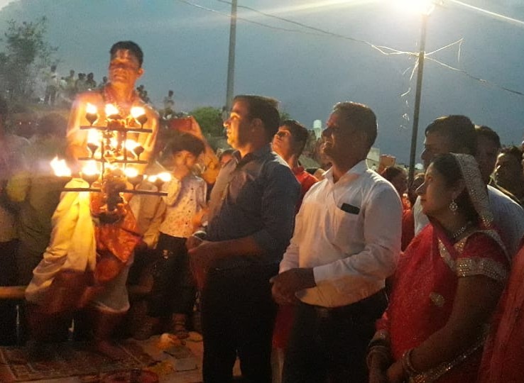 महाआरती भी हुई।