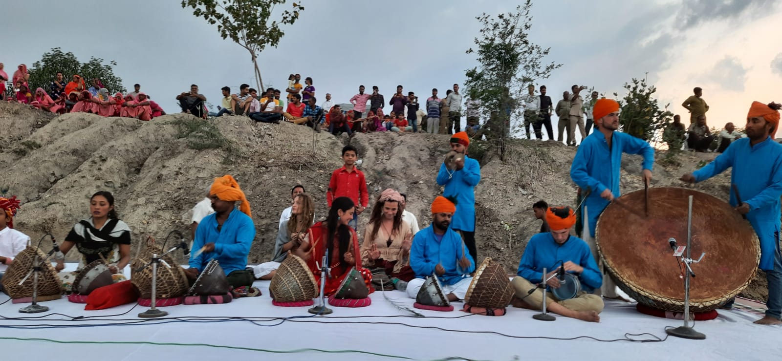 विदेशी कलाकारों ने किया नगाड़ावादन का अद्भुत प्रदर्शन।