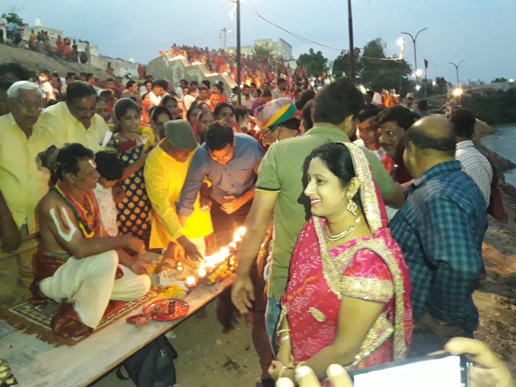 जिला कलेक्टर जितेंद्र सोनी दीपदान करते हुए।