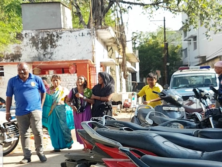 इस घातक की खबर पाकरिजन रोते बिलखते हैं।
