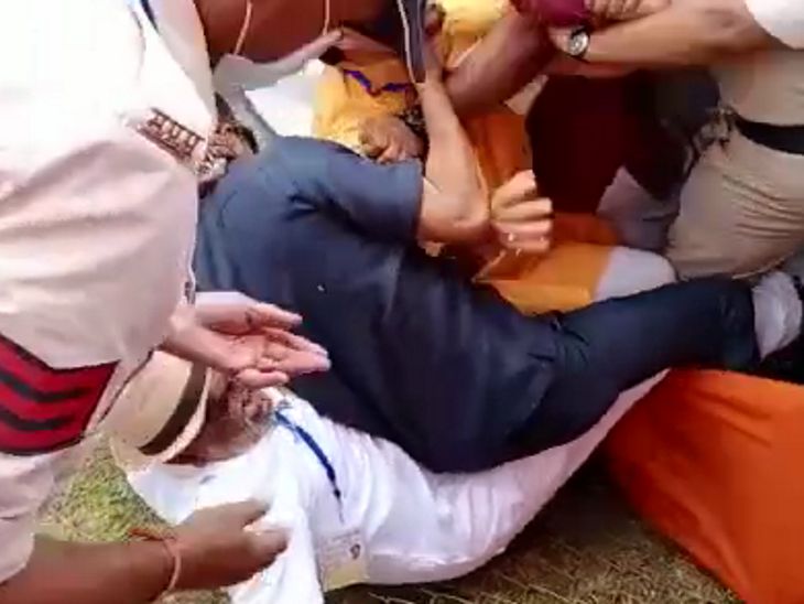 पटेल जाली को तोड़ते हुए नीचे गिर पड़े।