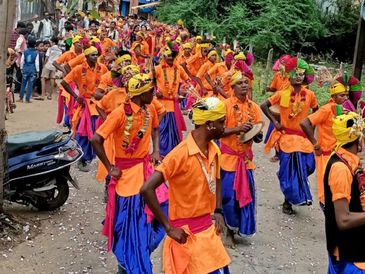 सनातनी कार्मा वलयनाचा के साथ उनका स्वागत किया गया। बग्गी के चलने वाले टीवी चैनल चलने वाले थे।