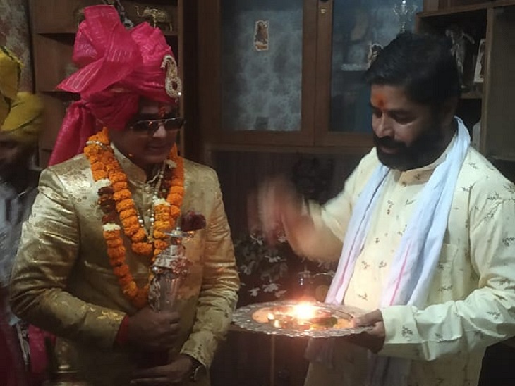 राजपुरोहित संप्रतीक ने नए राजा धर्मेंद्र की आरती और सनायत मंत्रों के साथ संशोधित किया।