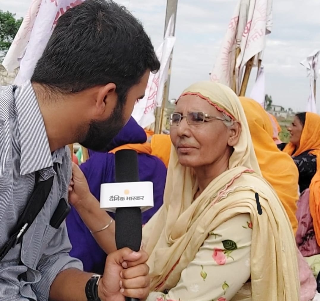 अमृतसर में रेल की पटरियों पर बैंठी नरिंदर कौर का कहना है कि जब कानून कुछ नहीं कर पाता तो कानून हाथ में लेना ही पड़ता है।