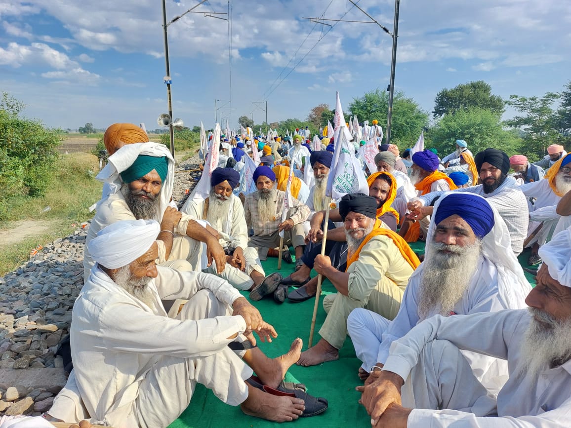 पंजाब में किसान आंदोलन के दौरान पटरियों पर बैठे किसान। ज्यादातर किसान सिख हैं और उनका कहना है कि उनका आंदोलन और धर्म एक साथ चलता है।