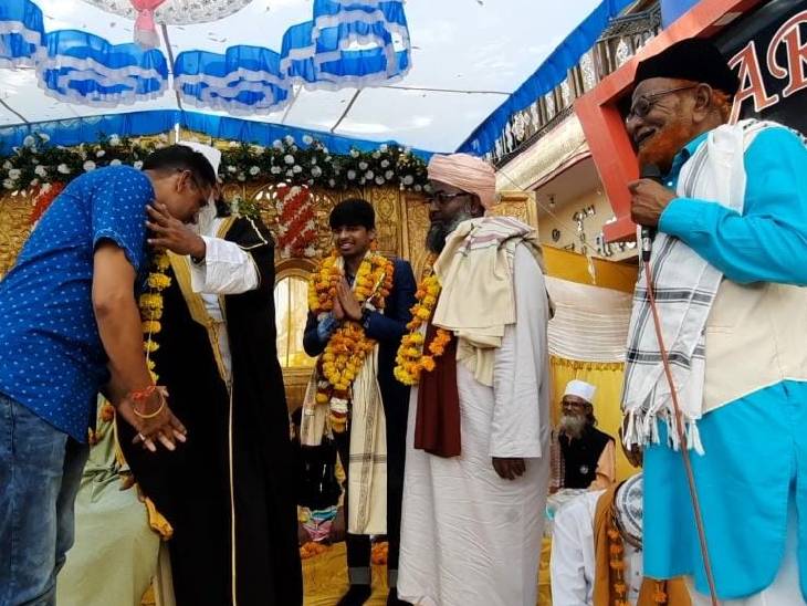 आईएएस बने श्रेयांस सुराणा और उनके पिता को सम्मानित करते लोग।