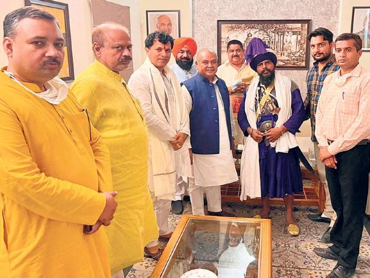 नई दिल्ली में केंद्रीय कृषि एवं किसान भलाई राज्य मंत्री कैलाश चौधरी के घर पर केंद्रीय कृषि मंत्री नरेंद्र सिंह तोमर और अन्य नेताओं के साथ निहंग बाबा अमन सिंह।
