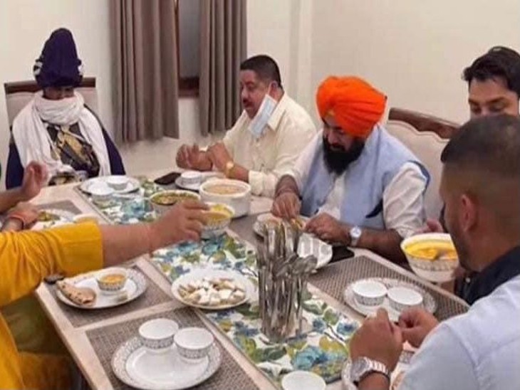 नई दिल्ली में केंद्रीय कृषि एवं किसान भलाई राज्य मंत्री कैलाश चौधरी के घर पर भाजपा नेताओं के साथ खाना खाते निहंग बाबा अमन सिंह। डाइनिंग टेबल पर लुधियाना से ताल्लुक रखने वाले भाजपा किसान सेल के राष्ट्रीय सचिव सुखमिंदरपाल सिंह ग्रेवाल (ओरेंज पगड़ी) और पंजाब पुलिस महकमे से बर्खास्त किए जा चुके विवादित इंस्पेक्टर गुरमीत सिंह ‘पिंकी’ (बाबा अमन सिंह और ग्रेवाल के बीच में) नजर आ रहे हैं।